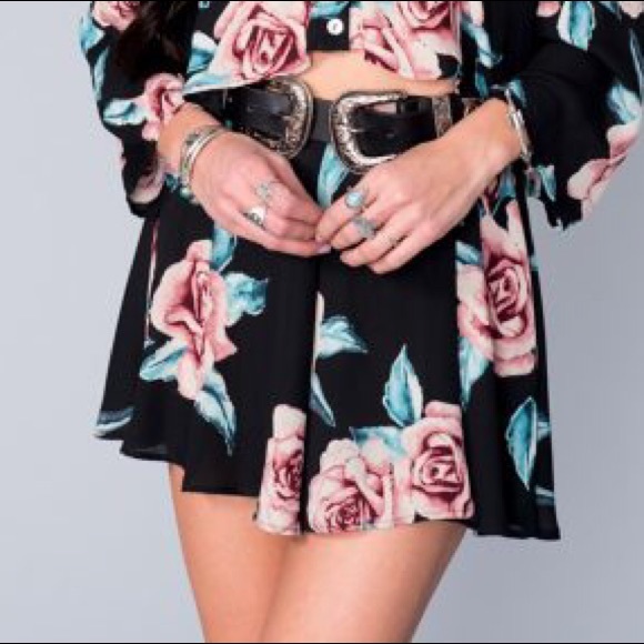 ⭐️ ISO ⭐️ SHOW ME YOUR MUMU FLOWER HOUR SHORTS - Picture 1 of 3